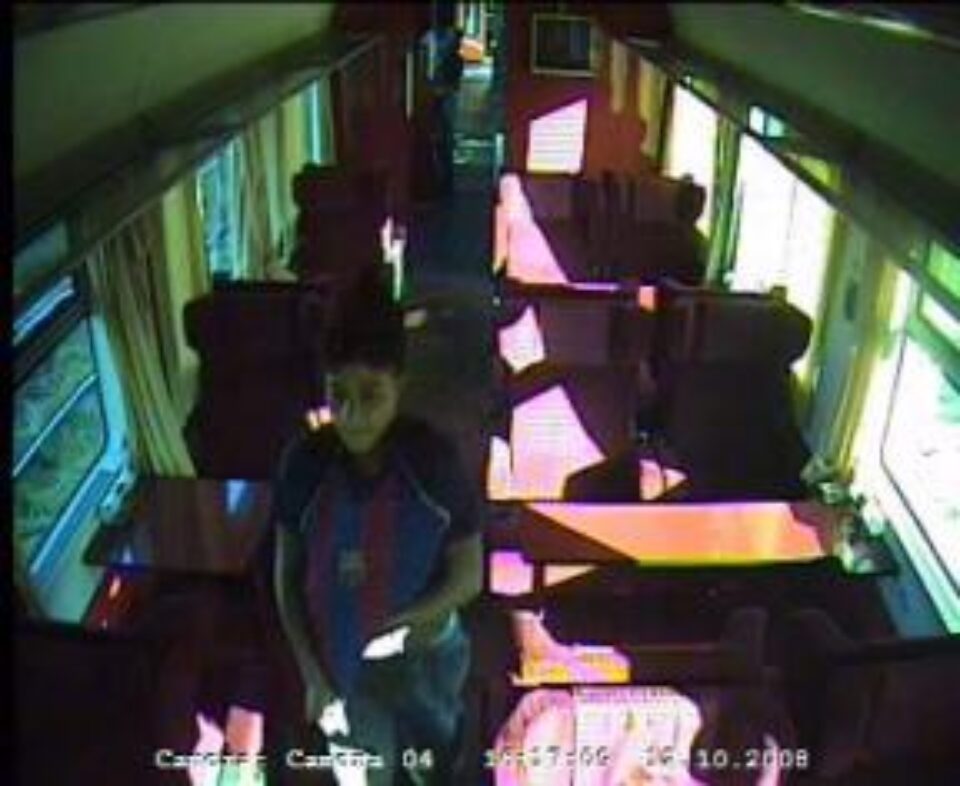 Hoțului nu i-au trebuit decât câteva secunde pentru a dispărea cu geanta furată