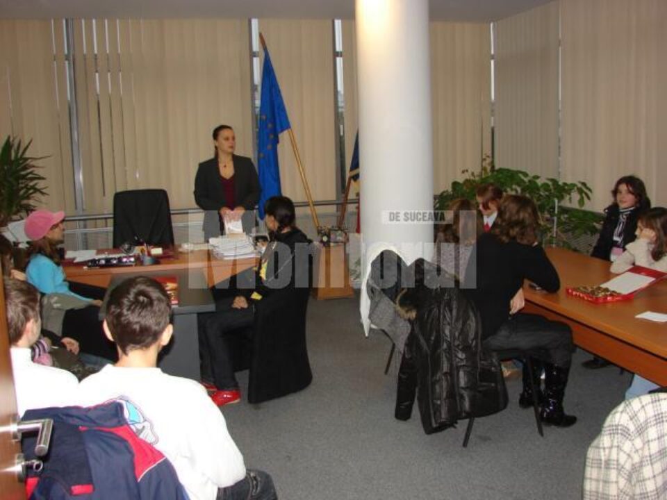 Procurorul Luminița Hurjui explicându-le elevilor rolul procurorilor