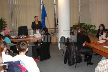 Procurorul Luminița Hurjui explicându-le elevilor rolul procurorilor