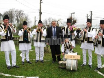 Primarul Loghin Saviuc și fanfara din Calafindești