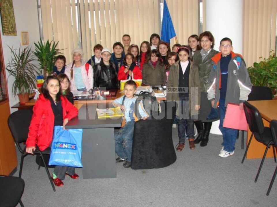 Copiii si-au facut fotografii in biroul prim-procurorului