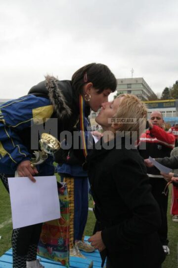 Cristina Casandra oferind personal premiile