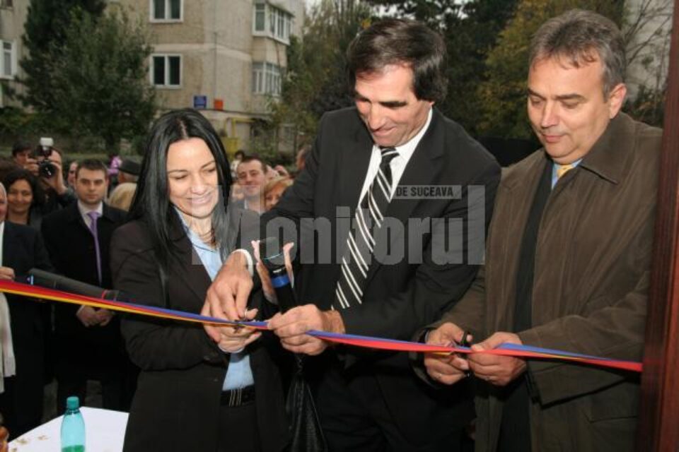 Doctorul Dulgheru, la tăierea panglicii noului sediu Doctorul Dulgheru, la tăierea panglicii noului sediu