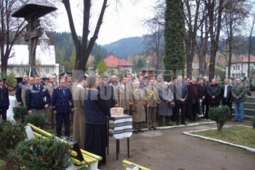Sorin Fodoreanu la ceremonia de depunere a coroanelor de flori la Cimitirul Eroilor din Câmpulung Moldovenesc