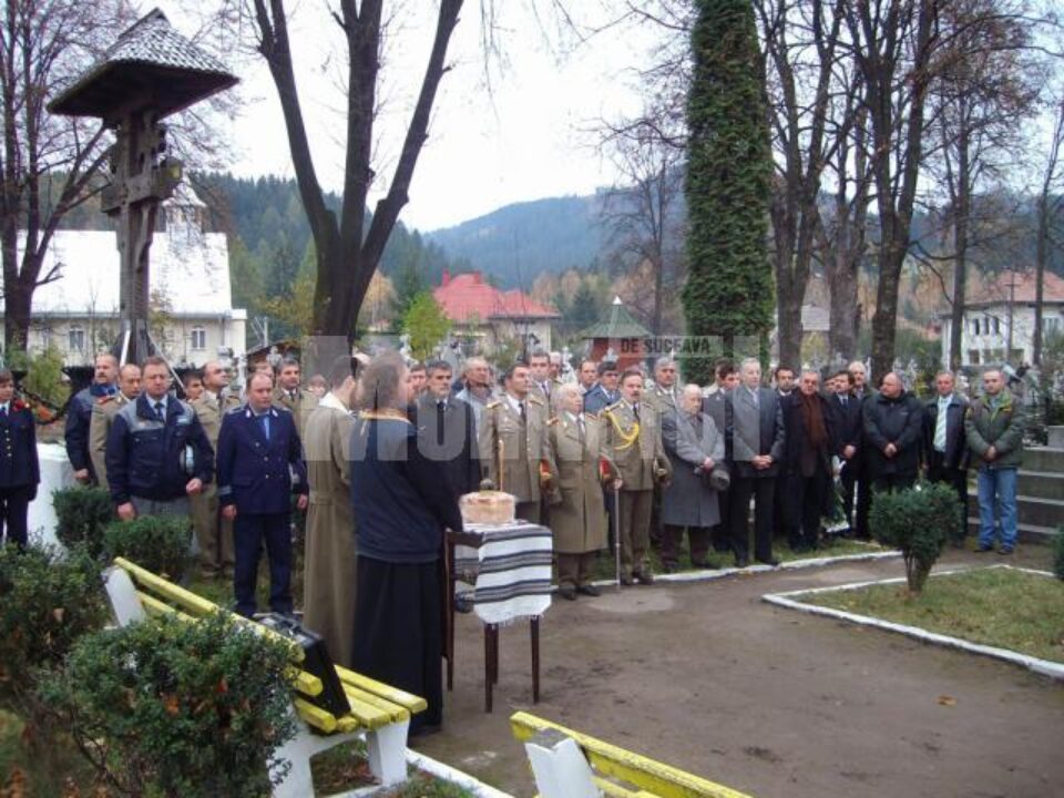 Sorin Fodoreanu la ceremonia de depunere a coroanelor de flori la Cimitirul Eroilor din Câmpulung Moldovenesc