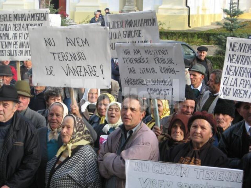 Peste 100 de persoane au protestat, ieri, în fața Prefecturii Suceava Peste 100 de persoane au protestat, ieri, în fața Prefecturii Suceava