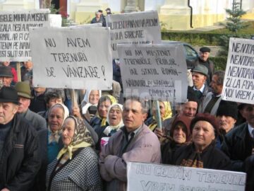 Peste 100 de persoane au protestat, ieri, în fața Prefecturii Suceava