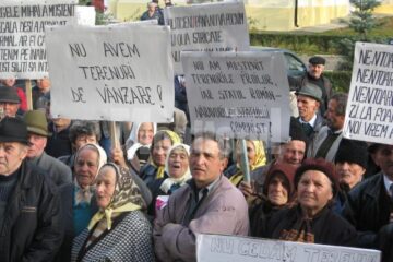 Peste 100 de persoane au protestat, ieri, în fața Prefecturii Suceava