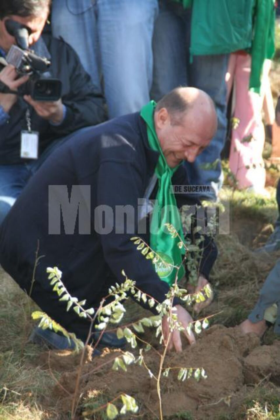 Protecția mediului: Traian Băsescu a plantat puieți de salcâm la Udești