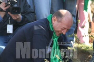 Protecția mediului: Traian Băsescu a plantat puieți de salcâm la Udești