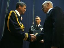 Ambasadorul SUA la București, Nicholas Taubman, a acordat, ieri, "Medalia pentru Serviciu Meritoriu" colonelului Nicolaie Liviu Bumbacea și maiorului Ștefan Răileanu. Foto: MEDIAFAX