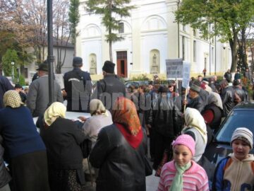 Nemulțumiți: Protest la Prefectură pentru terenuri de sub luciul de apă