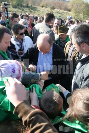 Traian Băsescu dând autografe