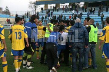 Arbitrul central este alergat de suceveni dupa fluierul final
