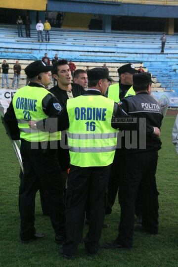 Arbitri sunt protejati de fortele de ordine