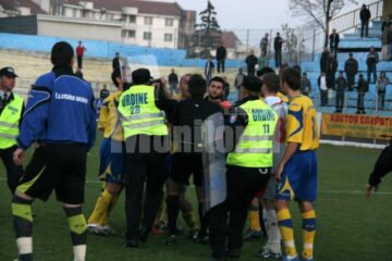 Arbitrul central este alergat de suceveni dupa fluierul final