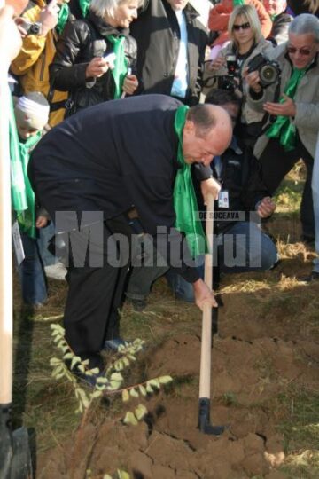 Acțiune ecologică: Președintele Băsescu a plantat câte un salcâm pentru fiecare membru al familiei sale