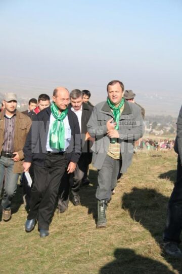 Acțiune ecologică: Președintele Băsescu a plantat câte un salcâm pentru fiecare membru al familiei sale