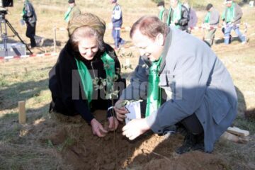 Acțiune ecologică: Președintele Băsescu a plantat câte un salcâm pentru fiecare membru al familiei sale