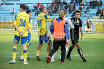 Jucatorii Cetatii protesteaza la decizia arbitrului de a acorda 11 metri