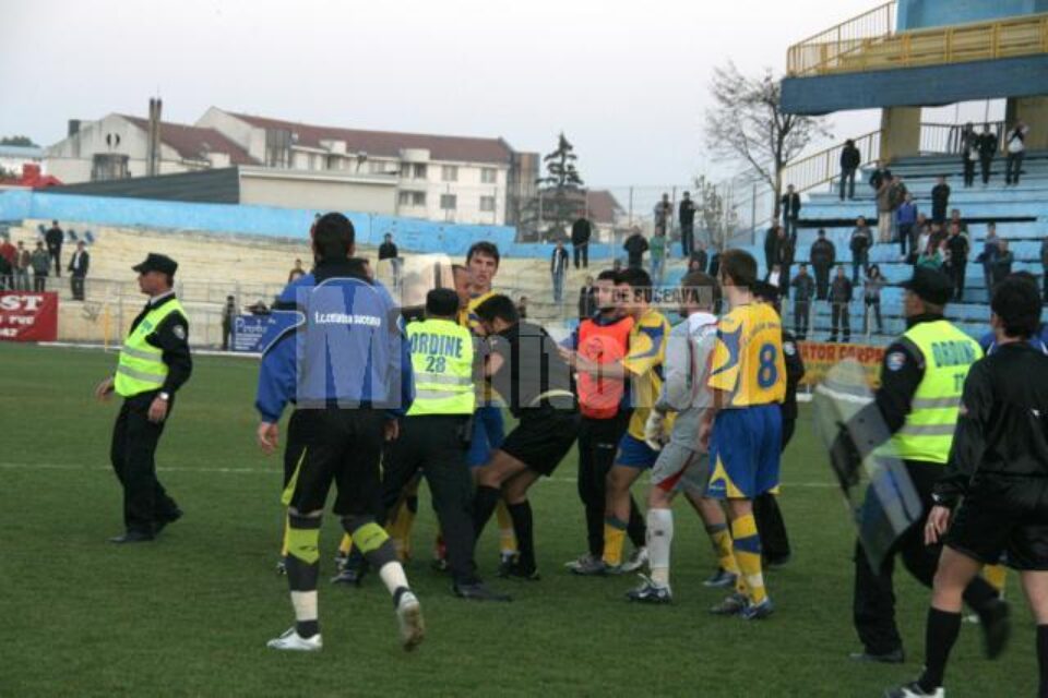 Boacănele lui Bocăneală nu au rămas fără urmări, iar spiritele s-au încins la final și arbitrul a fost bătut de jucătorii de la Cetatea Boacănele lui Bocăneală nu au rămas fără urmări, iar spiritele s-au încins la final și arbitrul a fost bătut de jucătorii de la Cetatea