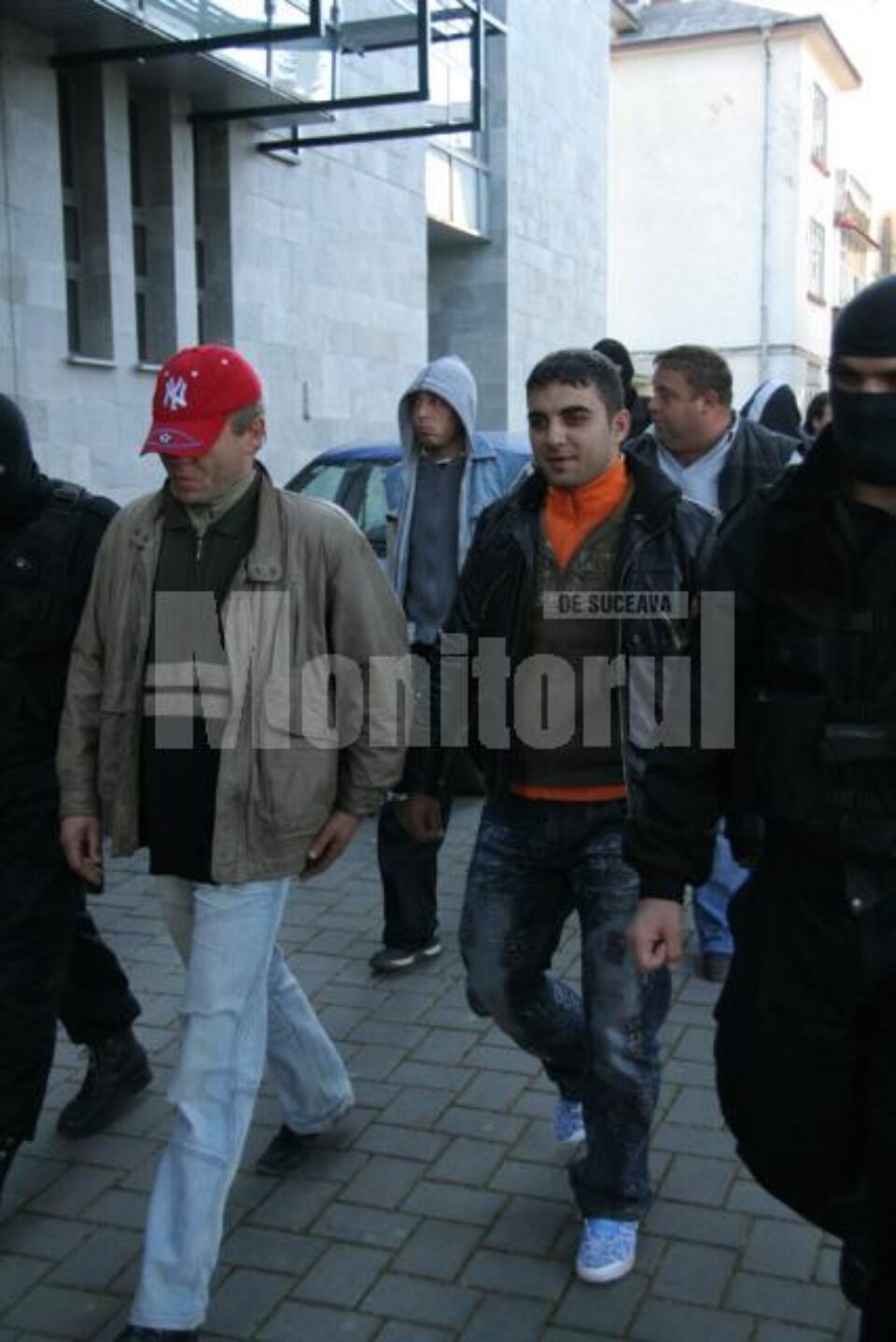 Procurorii și polițiștii consideră că cei cinci sunt pericol public, judecătorii nu