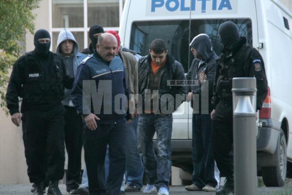 Polițiștii i-au reținut pe cei cinci pentru o perioada de 24 de ore