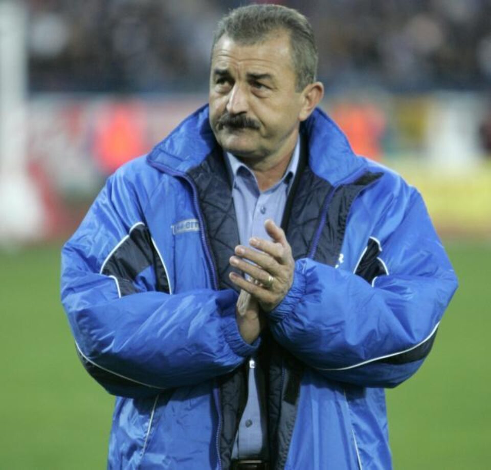 Popa vrea să facă poză cu jucătorul sucevean care s-a așezat în spatele arbitrului pentru a-l face să se împiedice