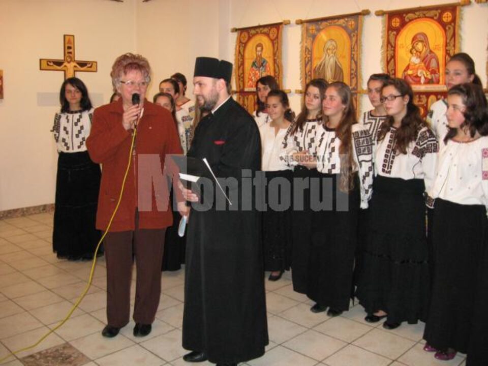 Elvira Romaniuc și părintele Gavrilean la vernisaj