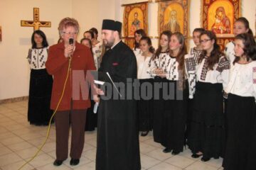 Elvira Romaniuc și părintele Gavrilean la vernisaj