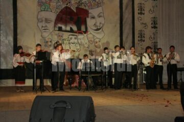 Colegiul „Ciprian Porumbescu”: „Balul bobocilor” pe canalul „Art TV”