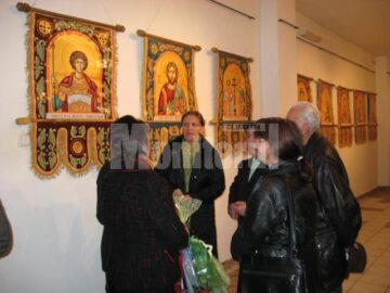 Vizitatori în expoziție