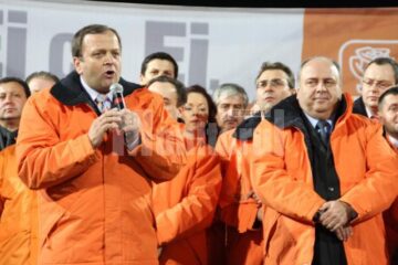 Gheorghe Flutur, vineri seară, pe stadionul Ceahlăul, din Piatra Neamț, la lansarea candidaților PD-L pentru alegerile parlamentare