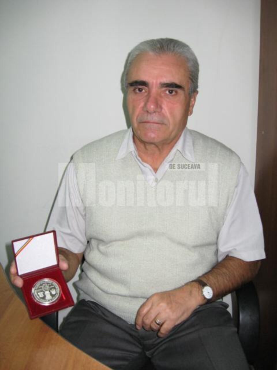 Nicolai Oprea cu medalia obținută pentru monografia cartofilă “Bucovina - Cronică ilustrată” Nicolai Oprea cu medalia obținută pentru monografia cartofilă “Bucovina - Cronică ilustrată”