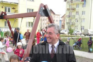 Ion Lungu printre copiii adunați la noul loc de joacă