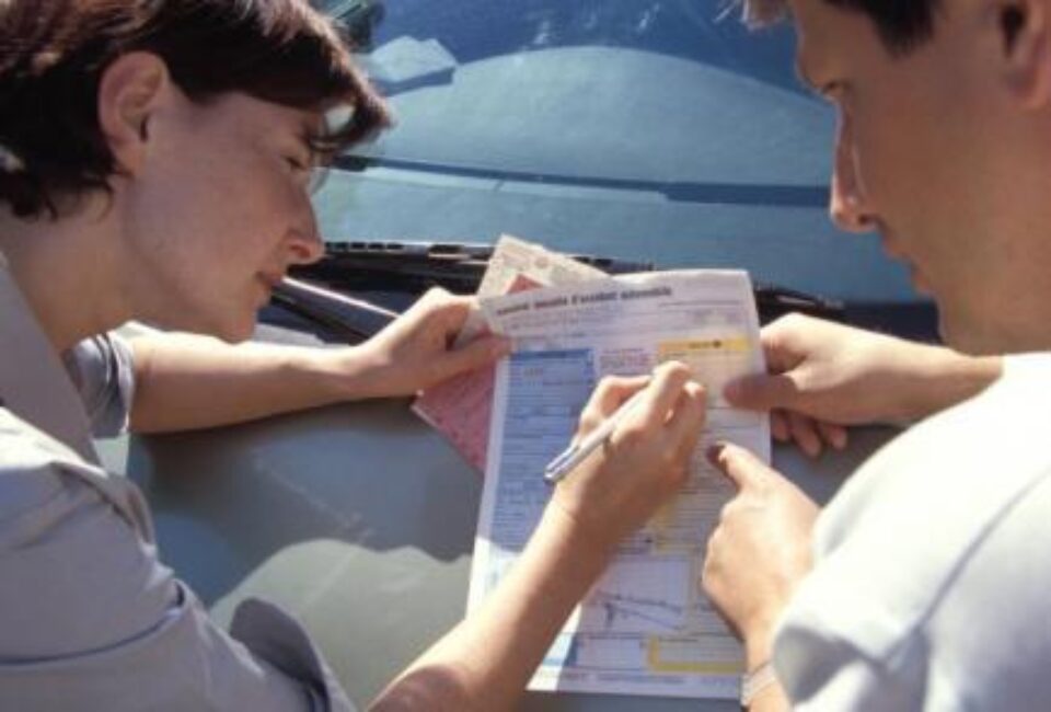 Polițele auto obligatorii RCA vor putea fi emise, de la 1 ianuarie 2009, în sistem electronic. Foto: OREDIA