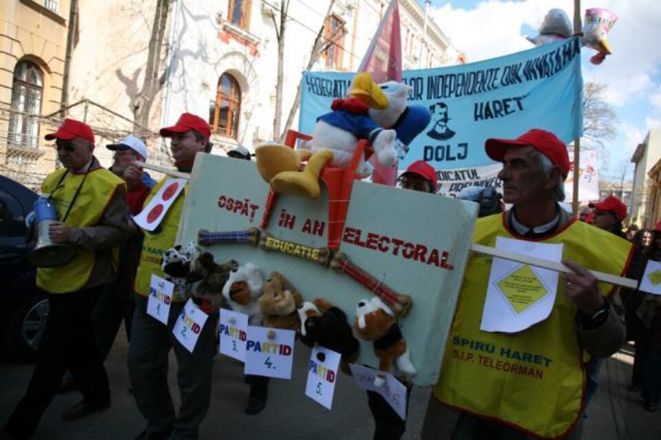 Sindicatele din învățământ au cerut Avocatului Poporului să sesizeze Curtea Constituțională cu privire la blocarea majorării salariilor. Foto: MEDIAFAX