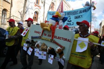 Sindicatele din învățământ au cerut Avocatului Poporului să sesizeze Curtea Constituțională cu privire la blocarea majorării salariilor. Foto: MEDIAFAX