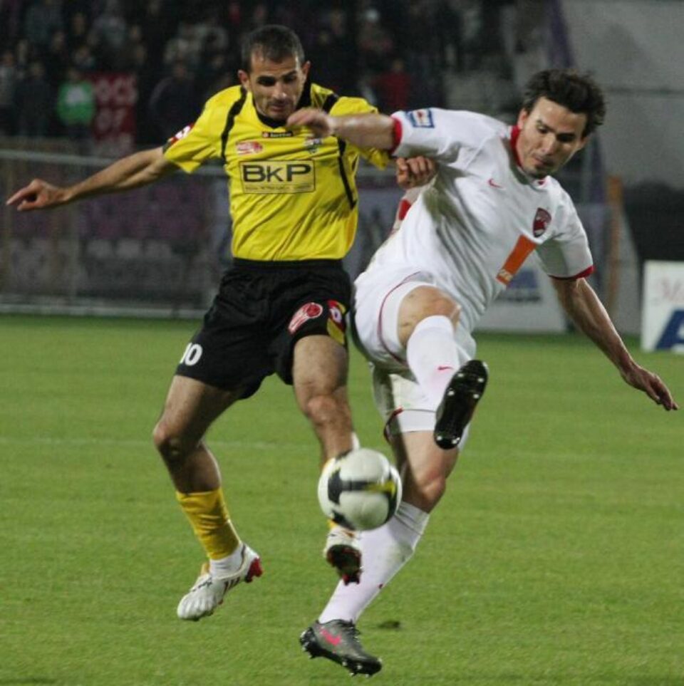 Adrian Cristea (D), de la Dinamo Bucuresti, se lupta pentru balon cu Artyom Karamyan (S), de la FC Timisoara. Foto: COSMIN DAN / MEDIAFAX FOTO