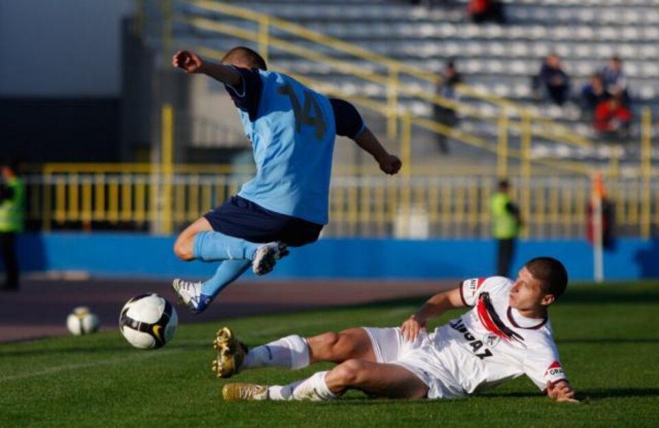 Florin Sabou (jos), de la Gaz Metan Medias, se lupta pe teren cu Sebastian Sfarlea, de la Politehnica Iasi. Foto: ANA POENARIU / MEDIAFAX FOTO