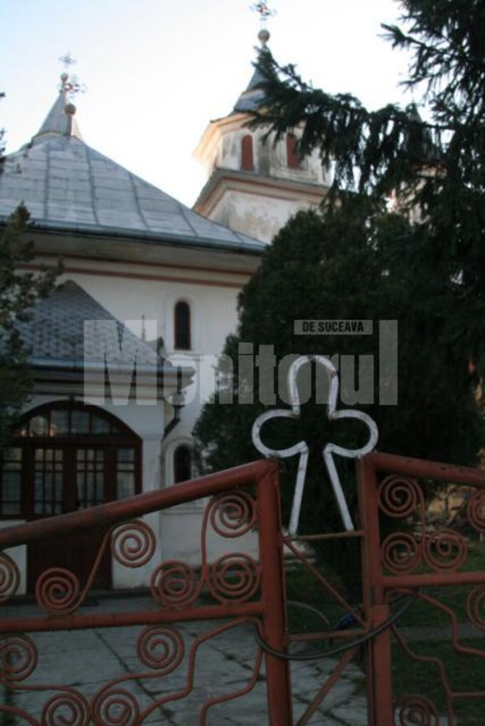 Protest: Biserică închisă cu lacătul de enoriași