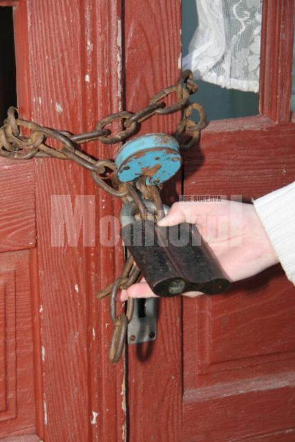 Biserica din Tișăuți, închisă de sateni cu lacătul