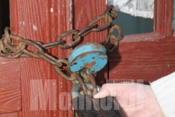 Biserica din Tișăuți, închisă de sateni cu lacătul