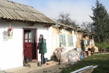 Deși iarna a început deja să-și facă simțită prezența, în satul Țibeni mai sunt încă oameni care nu s-au mutat în casele lor
