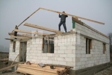 Revoltător: Sinistrații îngheață în containere