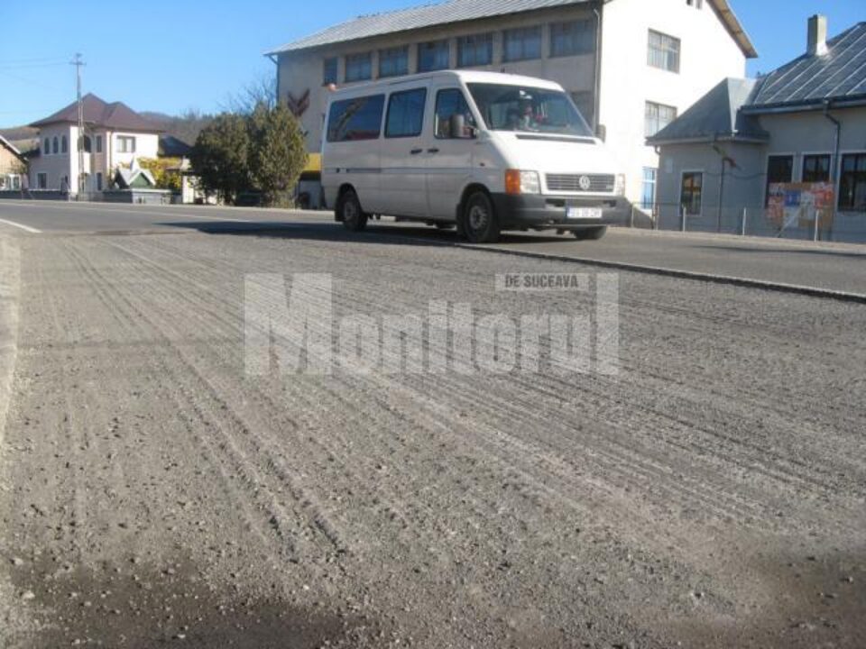 Bătaie de joc: Lucrări de mântuială la reabilitarea drumului european 576 Suceava - Vatra Dornei