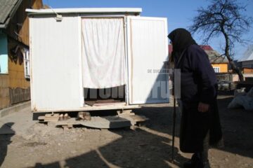 Revoltător: Sinistrații îngheață în containere