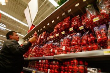 Ornamentele pentru brad se găsesc deja pe rafturile magazinelor. Foto: MEDIAFAX