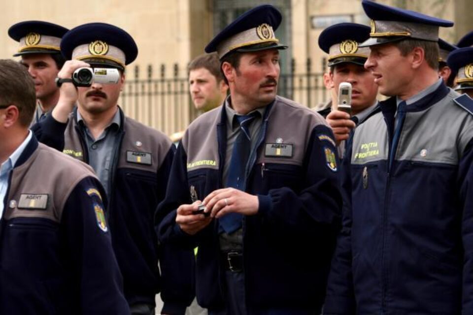 Polițiștii au desfășurat ore suplimentare pe timpul alegerilor, fără să fi plătiți cu spor de sută la sută. Foto: MEDIAFAX