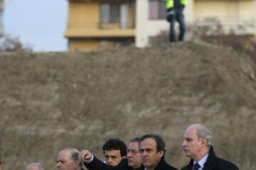 Mircea Sandu și Octavian Bellu l-au asigurat pe Platini că lucrările la noul stadion Național se vor încheia în timp util. Foto: MEDIAFAX